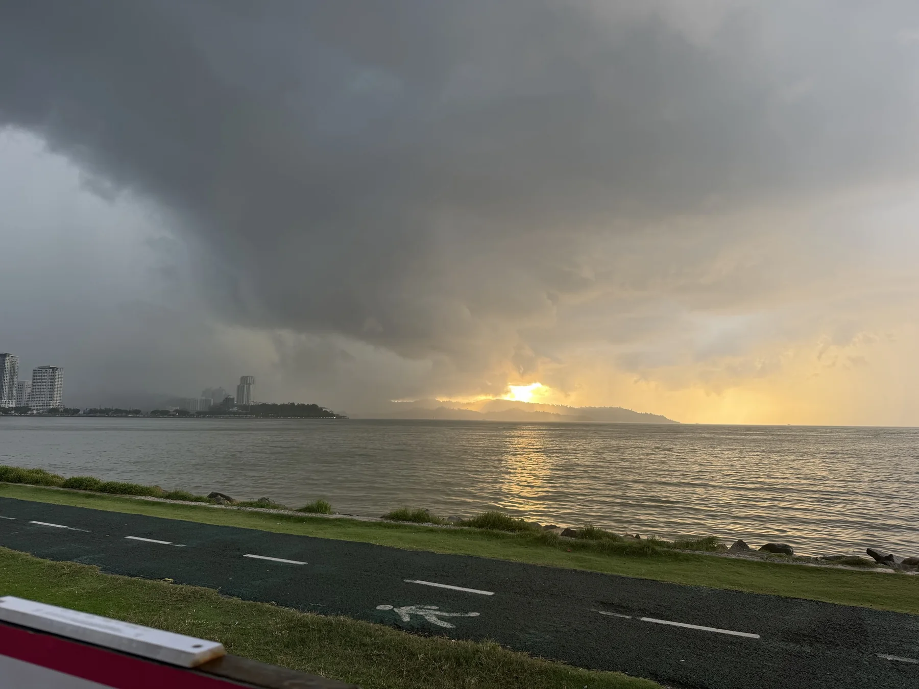 里卡士湾同时出现的雨与夕光